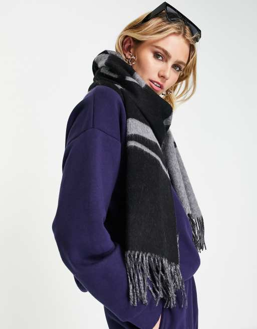 Bufanda gris y negra extragrande estilo manta con logo AllSaints | ASOS