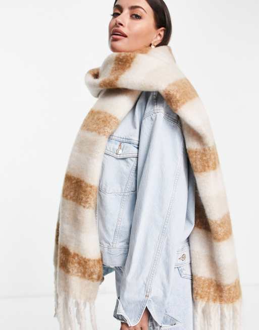 Bufanda larga color camel a rayas del mismo tono con acabado mullido de ASOS DESIGN