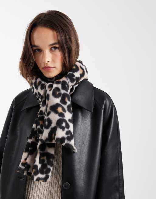 Bufanda larga con estampado de leopardo de Pieces, 3 de 3