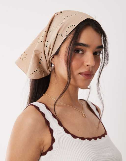 Bufanda marrón caramelo salado con diseño bordado floral de Sui Ava, 3 de 3