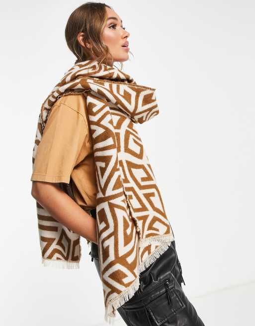 Bufanda marrón con diseño de monograma de jacquard de ASOS DESIGN