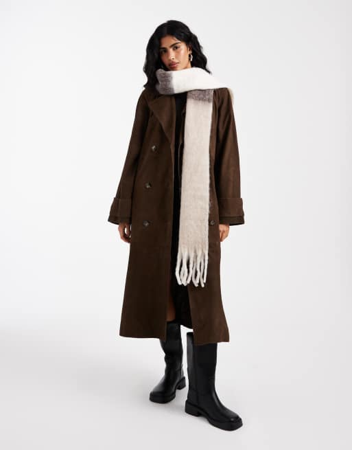 Bufanda mediana beis con diseño color block y flecos de tejido muy suave de Pieces, 2 de 3