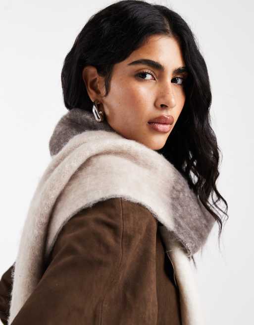 Bufanda mediana beis con diseño color block y flecos de tejido muy suave de Pieces, 3 de 3