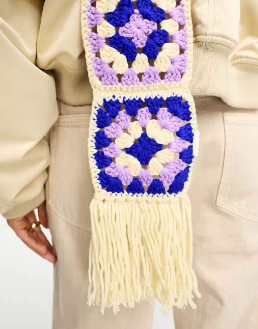 Bufanda morada y blanca con parche floral de croché de My Accessories London, 3 de 4