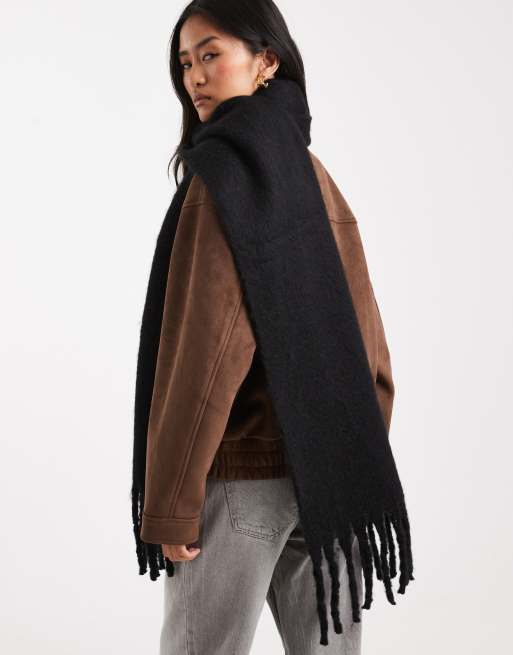Bufanda negra con flecos de punto de Miss Selfridge, 3 de 3