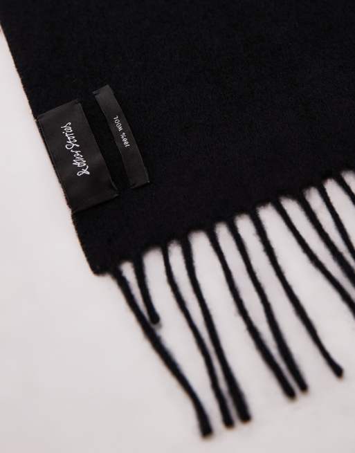 Bufanda negra con flecos en los bordes de lana pura premium de & Other Stories, 3 de 3