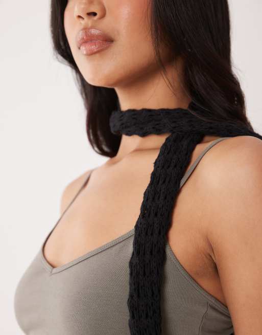 Bufanda negra con flecos finos de croché de ASOS DESIGN, 2 de 3