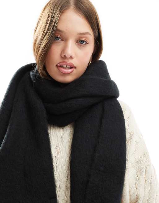 Bufanda negra con flecos y acabado cepillado Phoebe de Cotton On, 2 de 4
