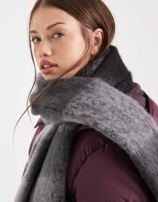 Bufanda negra y gris a cuadros de bouclé suave de Vero Moda, 3 de 3