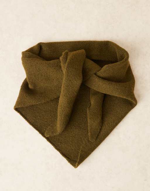 Bufanda pequeña verde oliva triangular de punto de Accessorize, 2 de 3