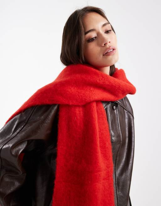 Bufanda rojo luminoso de tamaño mediano con flecos de tejido muy suave de Pieces, 3 de 3