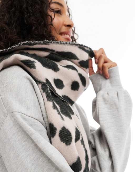 Bufanda rosa claro y gris carbón con patrón de leopardo de jacquard de ASOS DESIGN, 3 de 4