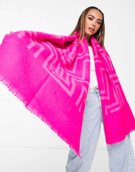 Bufanda rosa intenso tipo manta con estampado integral de Accessorize 