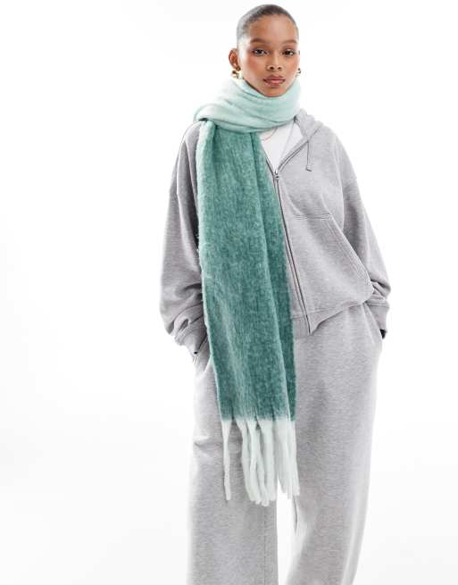 Bufanda verde menta degradado con flecos de tejido supersuave de PIECES, 2 de 4