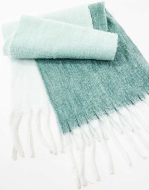 Bufanda verde menta degradado con flecos de tejido supersuave de PIECES, 3 de 4
