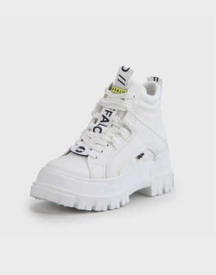 Buffalo Ashpa chunky boots in white