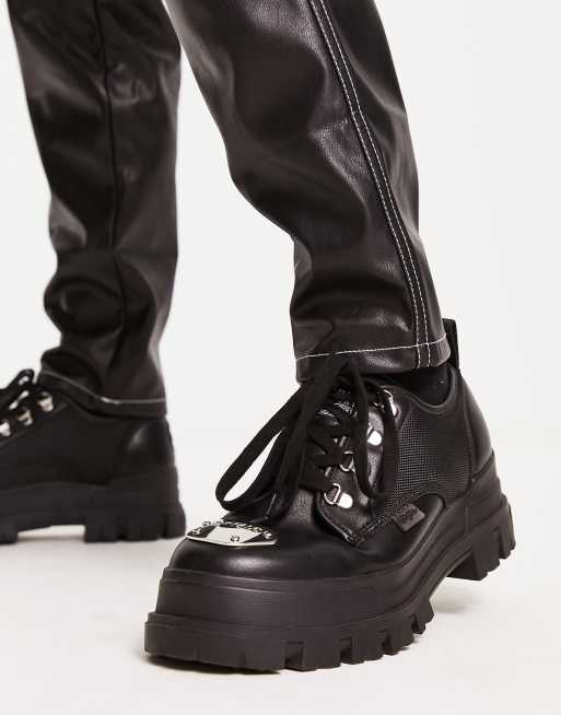 Buffalo - Aspha - Scarpe vegan-friendly con suola spessa e dettaglio in metallo nere  