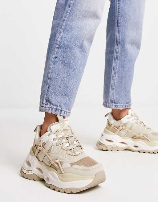 Buffalo – Beige-färgade och vita träningsskor med design med tre hål