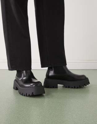 Buffalo Chelsea Boots In Black