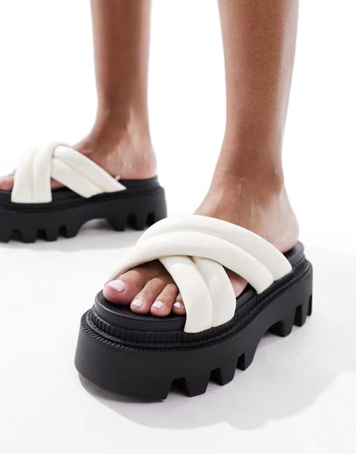 Buffalo - Flora - Flade sandaler med vatterede, krydsende stropper i beige