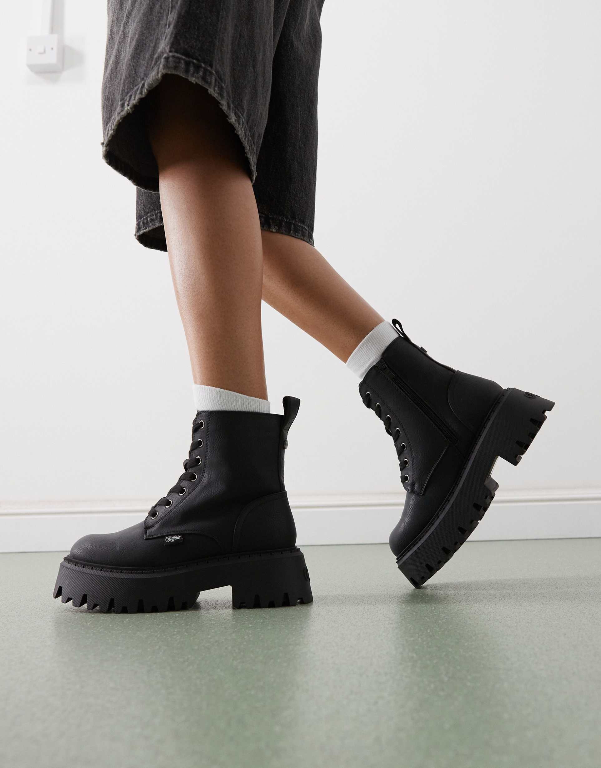 buffalo fur lined boot in black