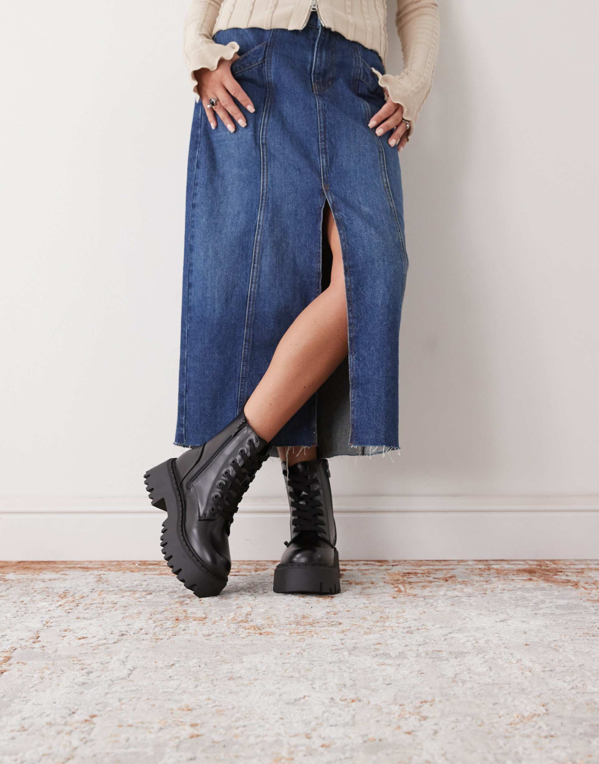 buffalo lace up boot in black