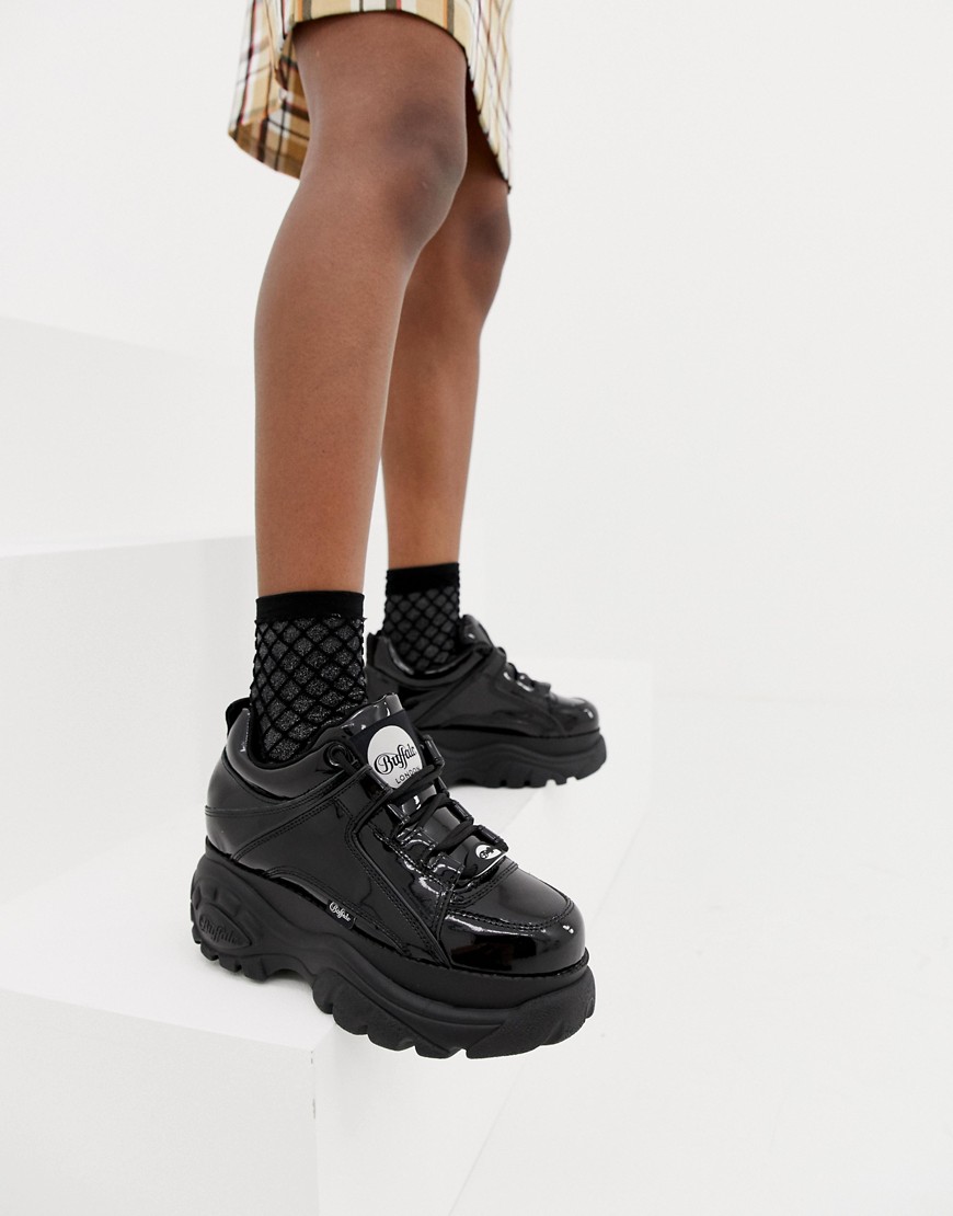 Buffalo - London - Klassieke lage sneakers met plateauzool in zwart lakleer