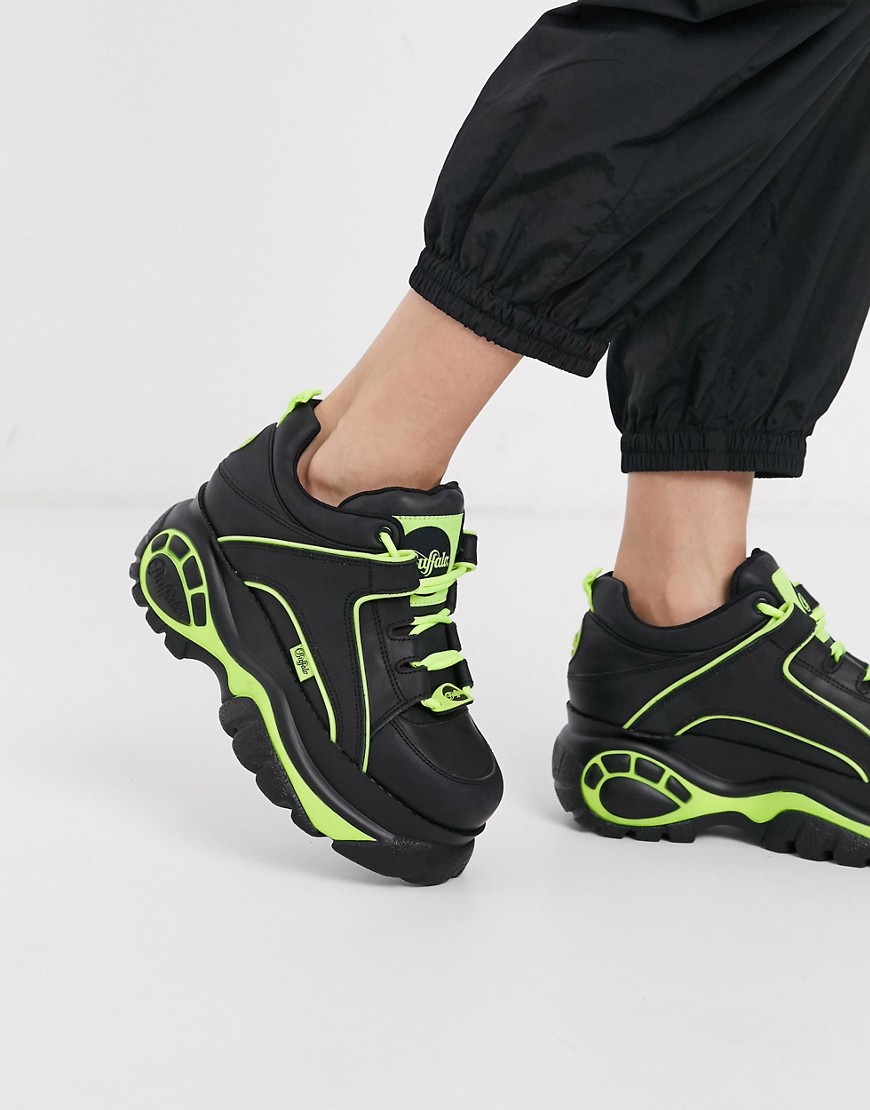 Buffalo – London – Svarta klassiskt låga sneakers med kantränder i neon
