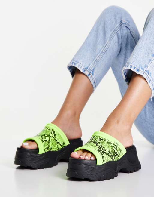 Buffalo – Neonfärgade ormskinnsmönstrade sandaler med grov sula