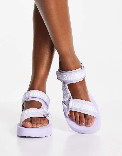 Buffalo – Reja – Vegan Sandalen in Flieder mit Logo-Bändern  