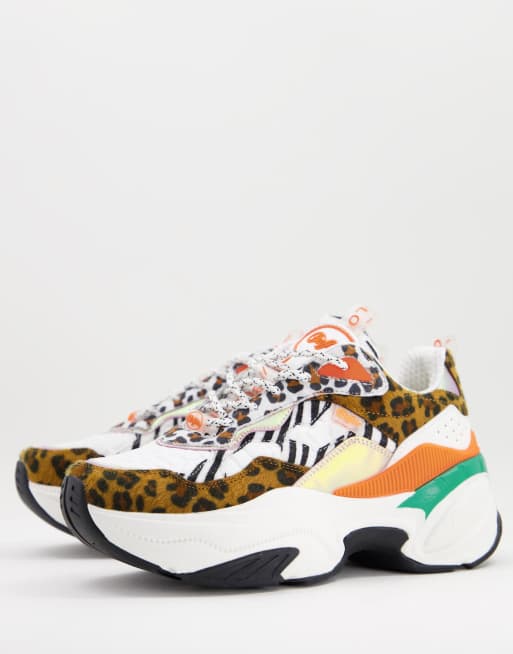 Buffalo - Sneakers met dikke zool in wit en luipaardprint