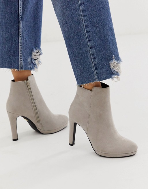 Buffalo suede plateau ankle boots in grey