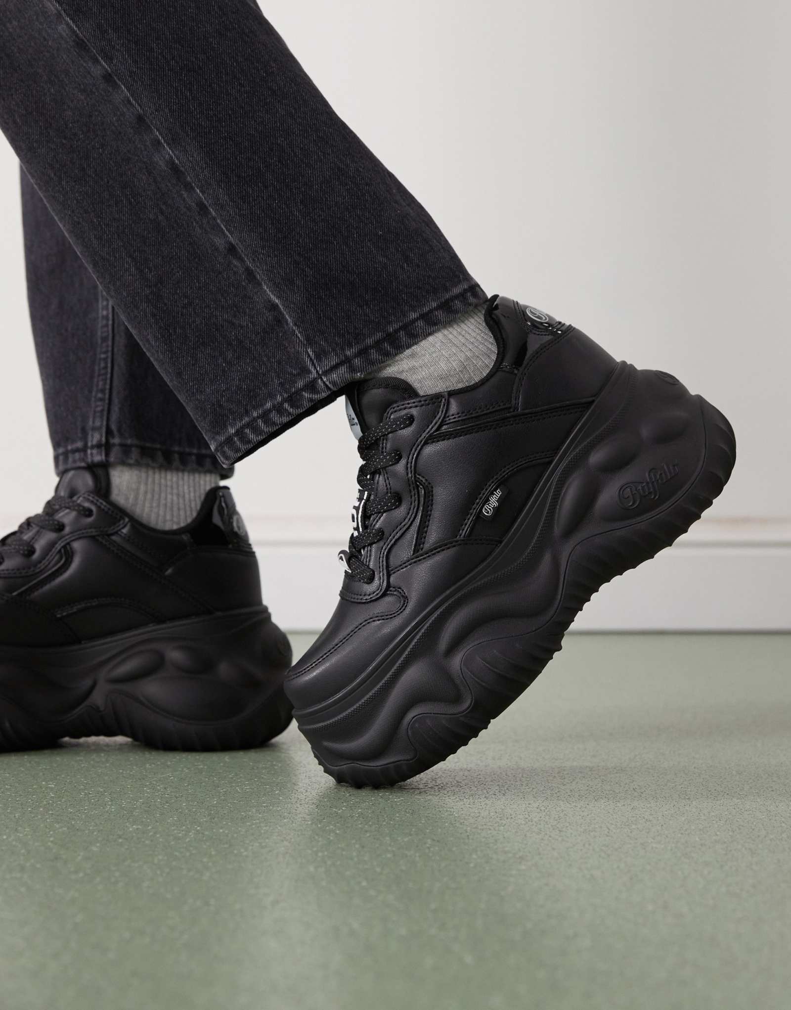 Кроссовки Buffalo vegan feral на одной платформе черного цвета 