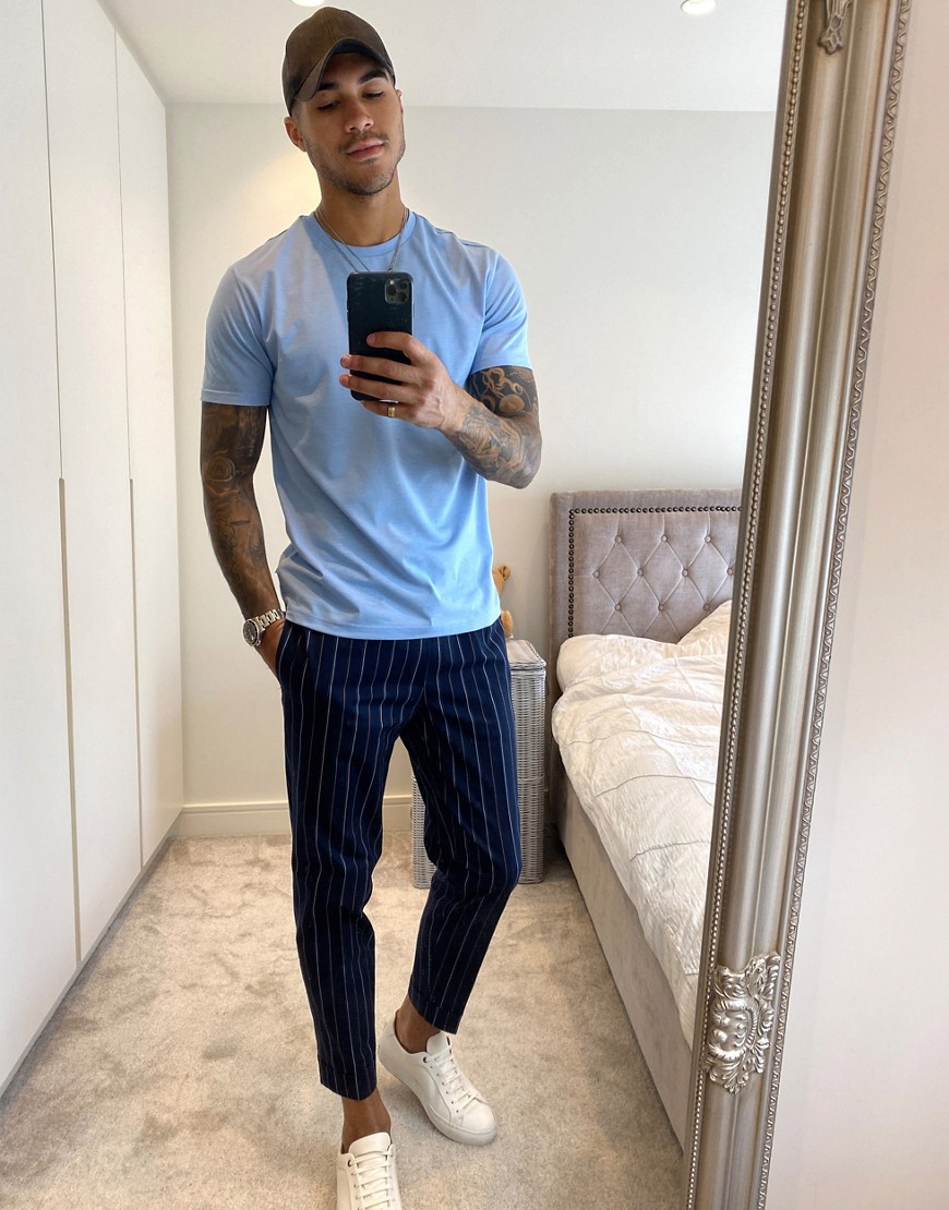 Burton Menswear - Smaltoelopende broek met strepen in marineblauw en wit