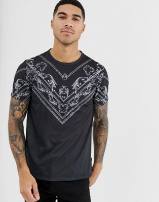 Burton Menswear – Svart t-shirt med bård i barockstil