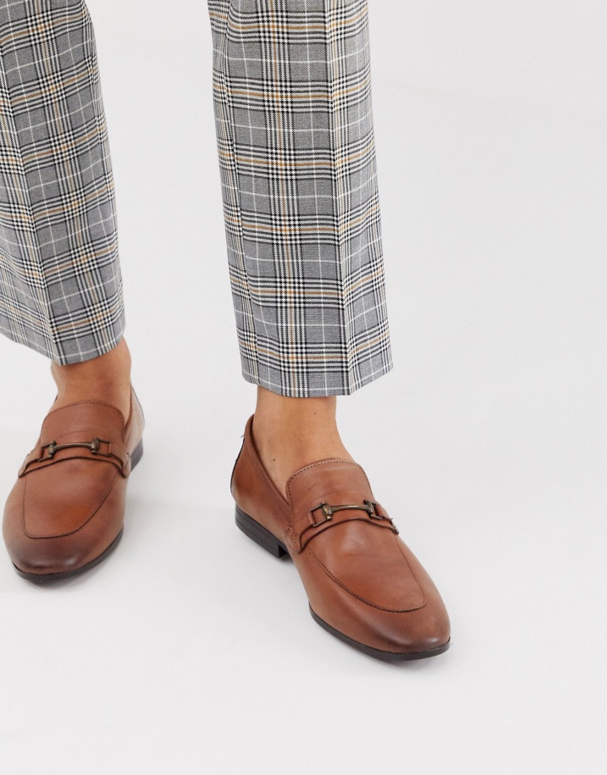 Burton Menswear – Tanfärgade loafers i läder med spänne-Guldbrun