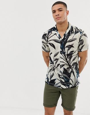 Burton Menswear – Vit skjorta med platt krage och bladmönster