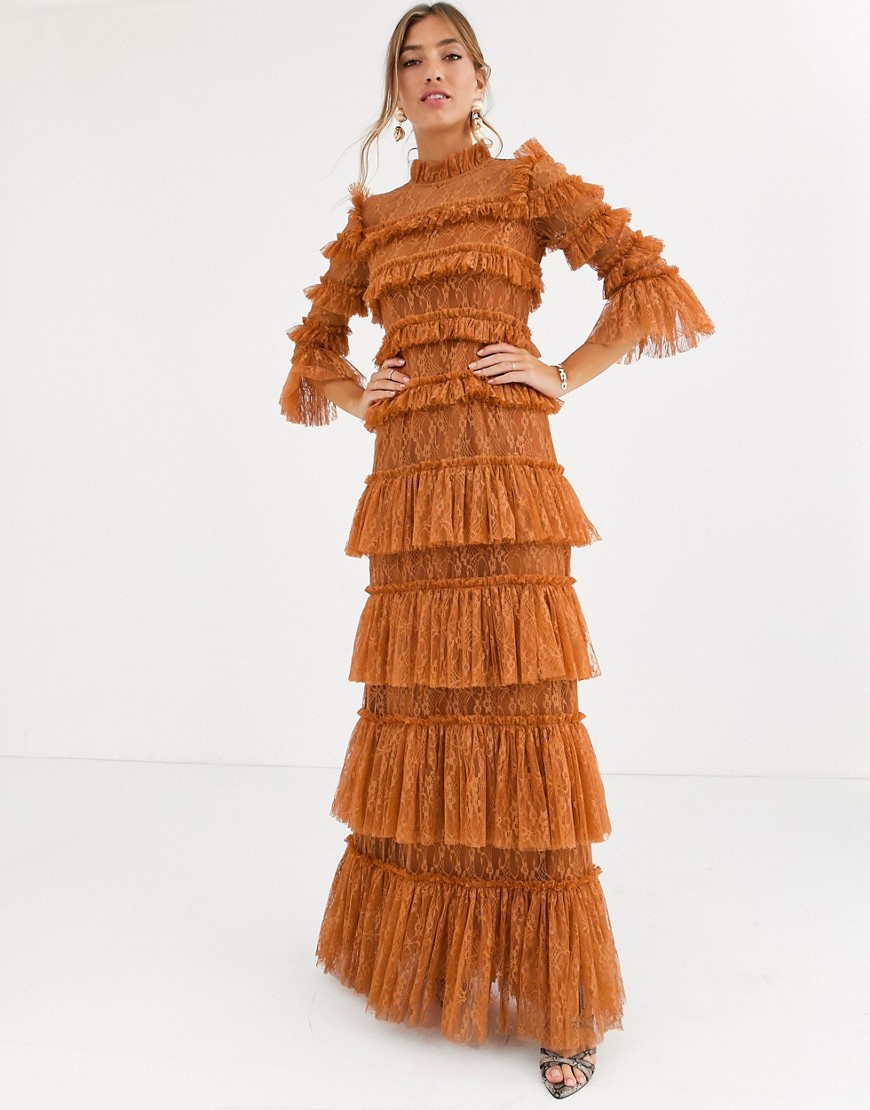 By Malina - Carmine - Lange kanten jurk met laagjes in roestbruin