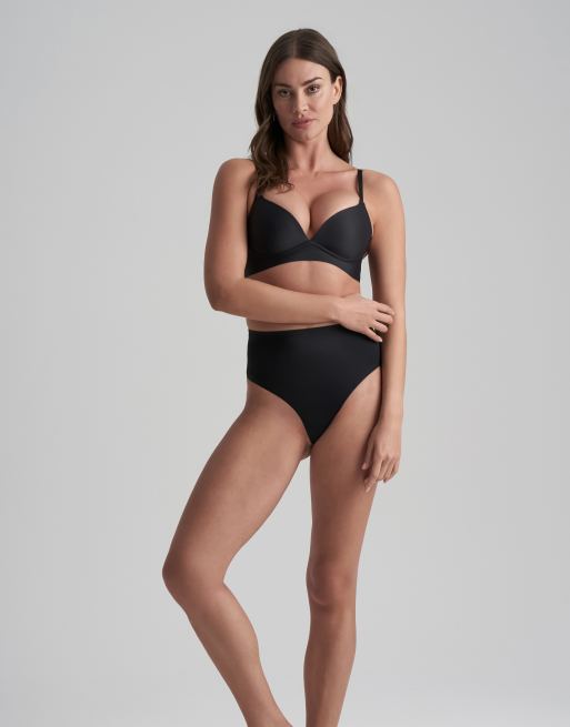 Bye Bra – Sich nicht abzeichnender, mittelstark formender Kontur-Tanga in Schwarz mit mittelhohem Bund, 2 von 4