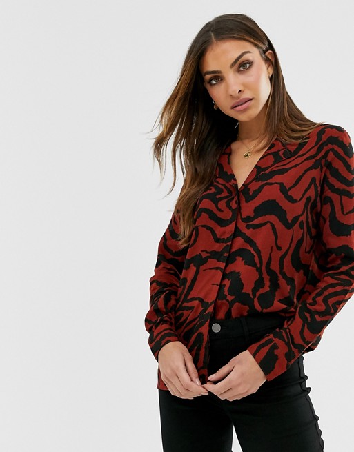 b.Young abstract tiger print shirt