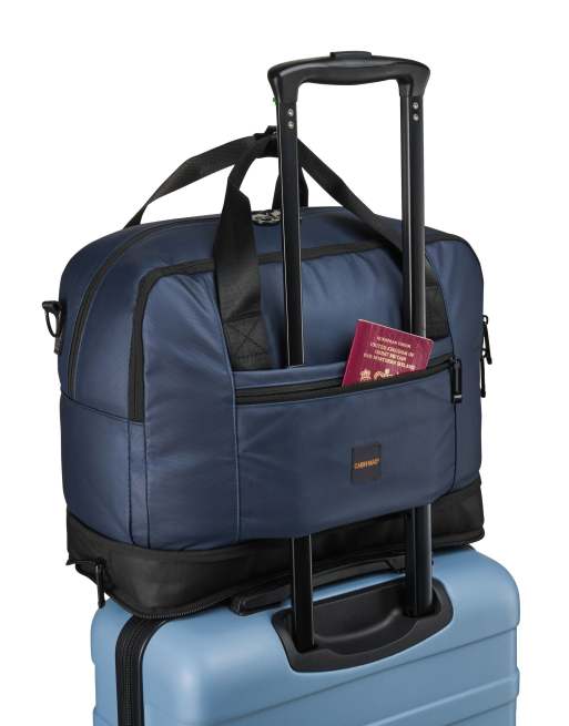 Cabin Max Gozo expandable holdall 40x20x25cm expands to 40x20x30cm in midnight blue, 2 of 3