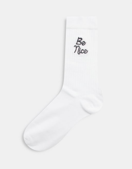 Calcetines altos en blanco con bordado Be Nice de ASOS DESIGN