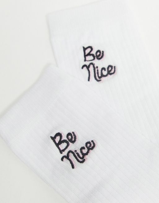 Calcetines altos blancos con 1995 bordado de ASOS DESIGN