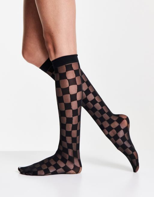 Calcetines altos negros transparentes con estampado de damero de ASOS DESIGN, 2 de 4