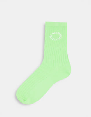 Calcetines altos verdes de canalé con logo bordado de ASOS Weekend Collective