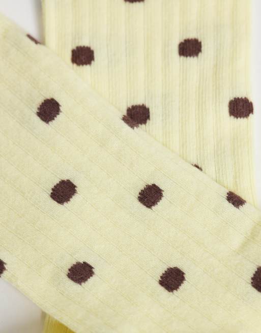 Calcetines amarillo crema con estampado de lunares marrones de ASOS DESIGN, 3 de 3