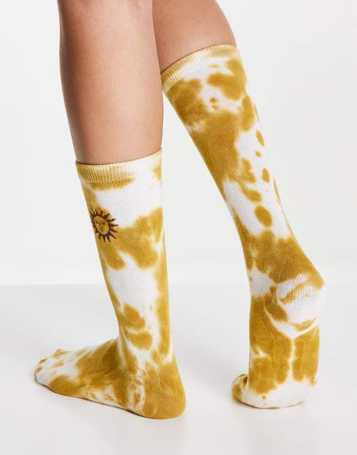 Calcetines amarillos efecto tie dye con texto Kind human de Typo