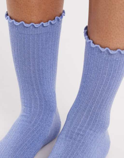 Calcetines azul buglosa con acabado de purpurina y volante de Vero Moda, 2 de 3