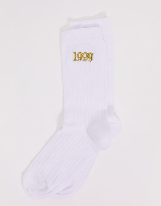 Calcetines blancos a 1999 pierna con bordado dorado de ASOS DESIGN, 3 de 3