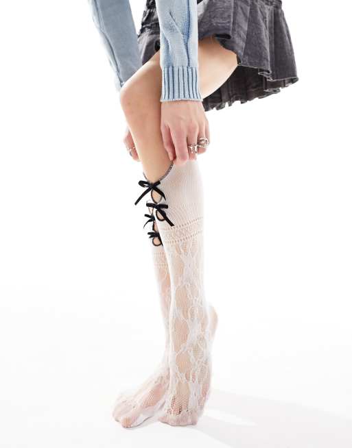 Calcetines blancos con aberturas y lazos negros de Reclaimed Vintage
